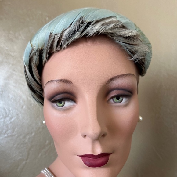 JOYFUL 1950\'s AQUA FEATHER COCKTAIL HAT. main image 5